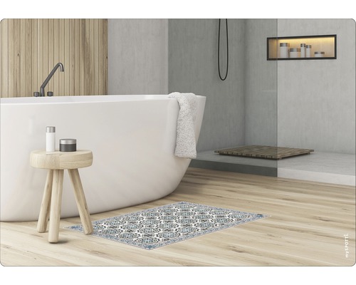 Badezimmer Szene mit Badewanne, Duschkabine und gemustertem Teppich