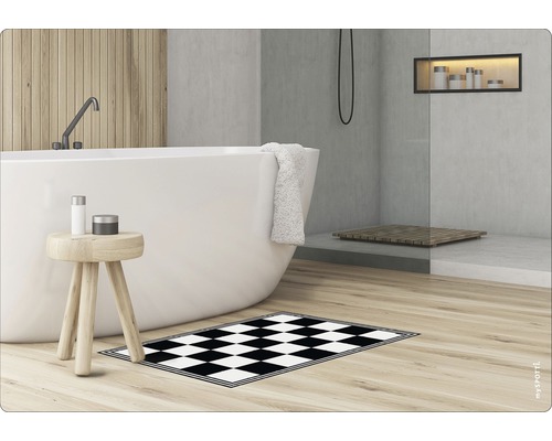 Salle de bain avec baignoire, cabine de douche et tapis de bain à motif damier