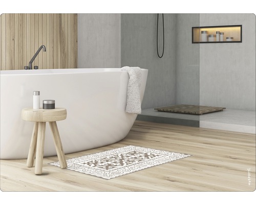 Badezimmer mit freistehender Badewanne, Hocker, Badteppich und Dusche