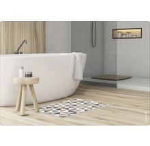 Modernes Badezimmer mit Badewanne, Dusche und geometrischem Teppich