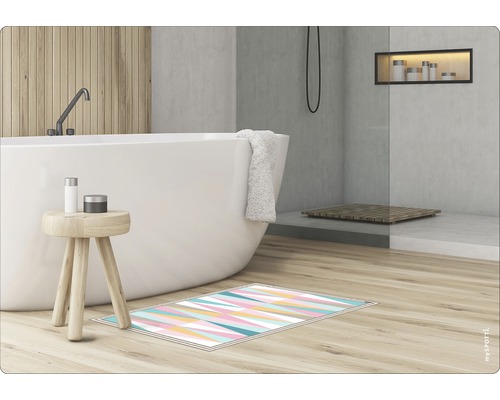 Helles Badezimmer mit Badewanne, Hocker und geometrischem Teppich
