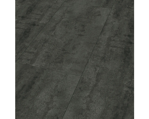 Dunkler Bodenbelag mit Steinoptik.