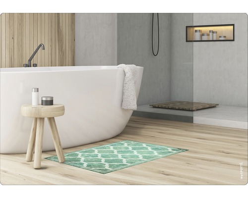 Modernes Badezimmer mit Badewanne, Dusche und gemusterter Badematte