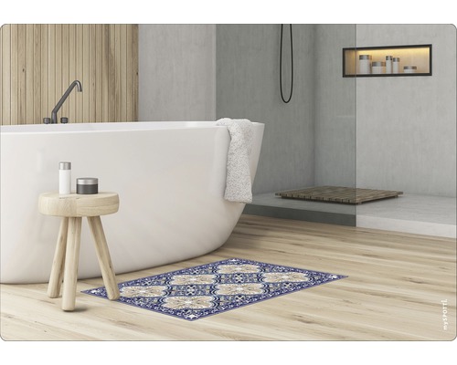 Badezimmer Szene mit Badewanne, Hocker, Dekoartikeln und gemusterter Badematte
