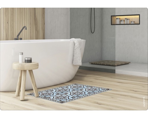 Badezimmer mit Badewanne, Duschkabine und Teppich mit Muster