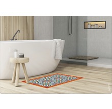 Badezimmer mit Badewanne, Dusche und gemustertem Teppich