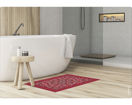 Badezimmer mit Badewanne, Hocker und Badteppich im orientalischen Stil