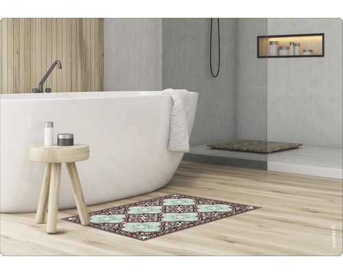Modernes Badezimmer mit Badewanne, Holzhocker und gemusterter Badematte