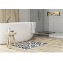 Badezimmer mit Badewanne, Dusche und Badezimmerteppich mit Muster