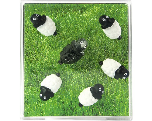 Miniatures décoratives de moutons sur fond d''herbe