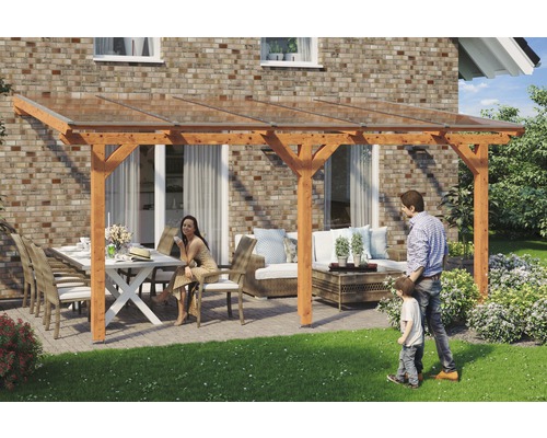 Toiture pour terrasses Skanholz Andria 541 x 400 cm, chêne clair Famille sous une terrasse en bois avec toit en verre et mobilier de jardin.