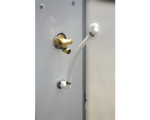 Raccordement d''eau et tuyau sur une paroi de douche