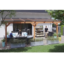 Überdachte Terrasse mit Holzkonstruktion, Gartenmöbeln, Grill und Pflanzkästen für ein gemütliches Ambiente im Freien.
