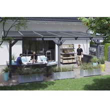 Terrasse mit Grillplatz unter einer Überdachung mit Sitzgelegenheit