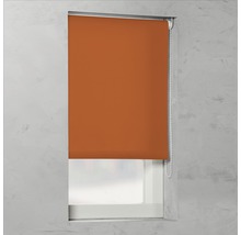 Orangefarbenes Rollo am Fenster zur Lichtsteuerung