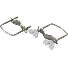 Zwei Rohrschellen aus Metall mit Kunststoffeinsätzen zur Befestigung von Rohren