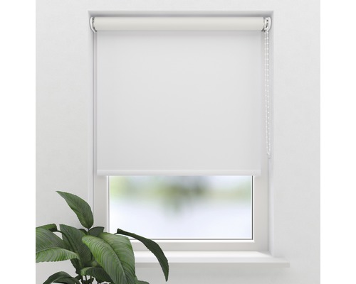 Store enrouleur blanc sur fenêtre pour le contrôle de la lumière et l’intimité.