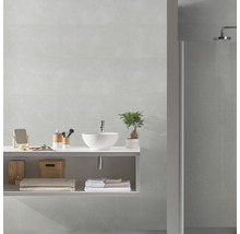 Salle de bain moderne avec lavabo, robinet, serviettes et douche