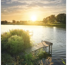 Coucher de soleil sur un lac avec ponton en bois