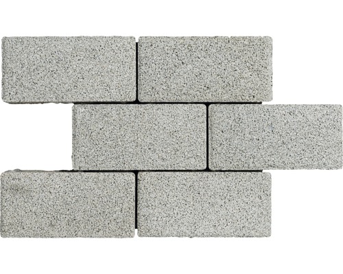 Graue Pflastersteine im Mauerverband