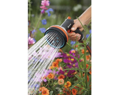 Handbrause zum Bewässern von Blumen im Garten