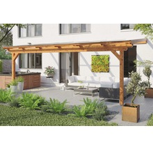 Terrasse mit Holzterrasse und Gartenmöbeln vor einem Haus