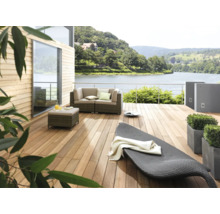 Terrasse avec mobilier de salon et vue sur le lac