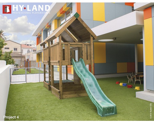 Tour de jeux Hyland EN 1176 pour espace public projet 4 avec toboggan vert Maisonnette en bois avec toboggan sur une aire de jeux avec gazon synthétique