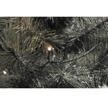Gros plan d''un arbre de Noël avec éclairage et neige