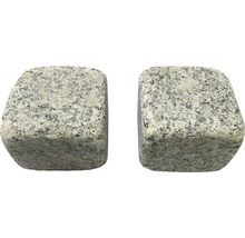 Zwei Pflastersteine aus Granit