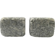 Zwei Pflastersteine aus Granit