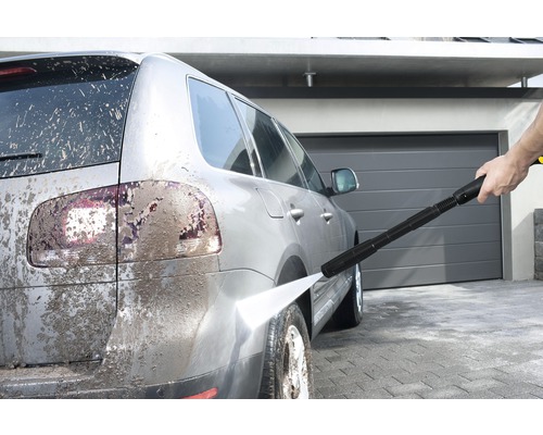 Nettoyage d''une voiture sale avec un nettoyeur haute pression.