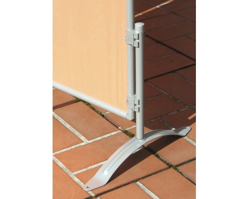 Vue détaillée du pied en métal d''un paravent sur une terrasse