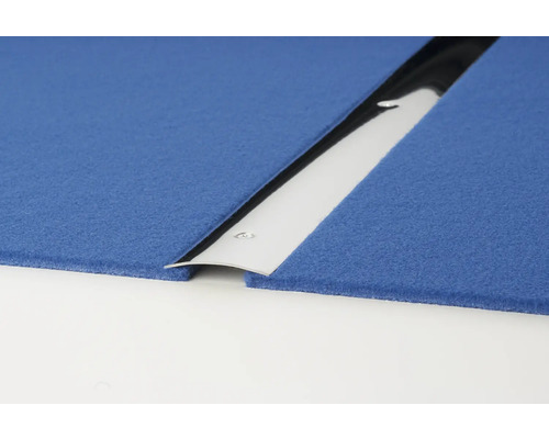 Metallübergangsprofil zwischen zwei blauen Teppichen
