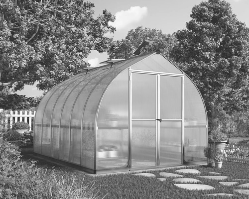 Gewächshaus im Garten mit Rasen und Bäumen