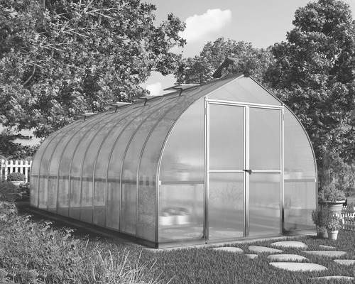 Gewächshaus im Garten mit Bäumen und Rasen