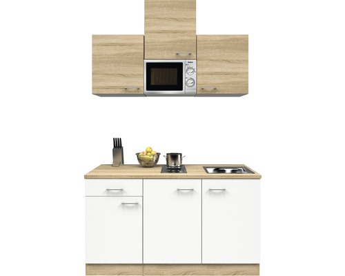Cuisine équipée avec micro-ondes, évier, plaque de cuisson et armoires en aspect bois et blanc