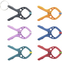 Assortiment de pinces en plastique de différentes couleurs