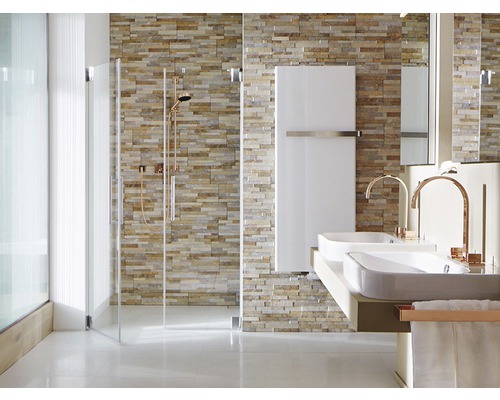 Badezimmer mit Dusche, Waschbecken und Heizkörper vor Steinwand