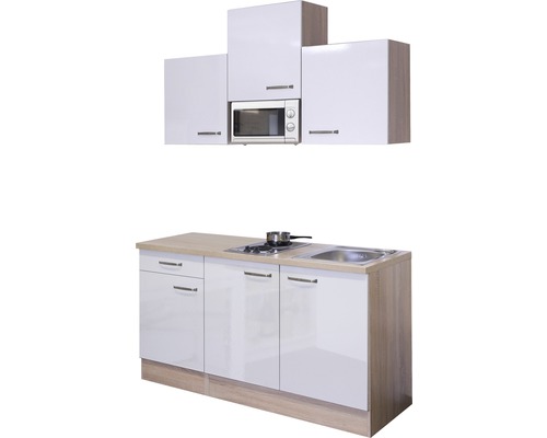 Küchenzeile mit Hängeschränken, Mikrowelle, Spüle und Kochfeld