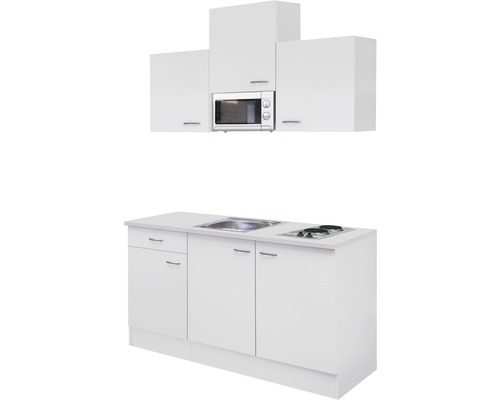Weiße Küchenzeile mit Spüle, Kochfeld, Mikrowelle und Hängeschränken.