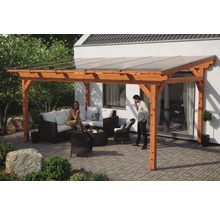 Überdachte Terrasse mit Holzkonstruktion und Sitzgruppe