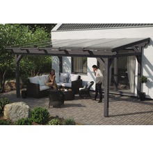 Überdachte Terrasse mit Gartenmöbeln und zwei Personen