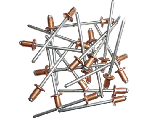 Plusieurs rivets aveugles en métal sont superposés.