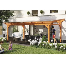 Terrasse mit Holzüberdachung, Gartenmöbeln und dekorativen Pflanzen für einen hellen und einladenden Aussenbereich.