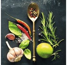 Arrangement mit Knoblauch, Kräutern, Gewürzen und Zitrone