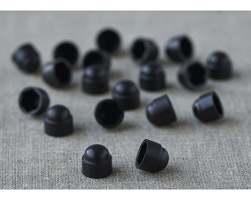 Mehrere Kunststoffkappen zum Abdecken von Schrauben