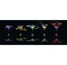 Cinq verres à cocktail avec des liquides de différentes couleurs et des éclaboussures sur un fond noir