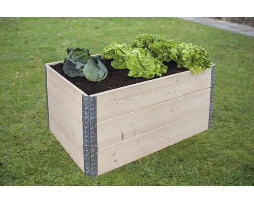 Hochbeet aus Holz mit Salat und Kohl bepflanzt