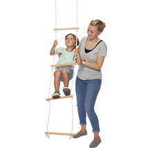 Mutter und Kind mit Strickleiter für den Spielplatz